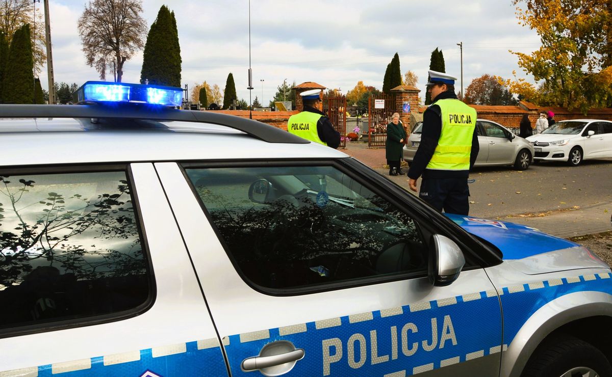 policjanci przed cmentarzem