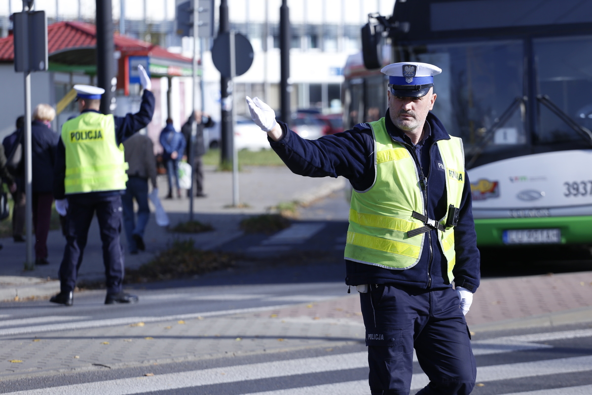 policjant kieruje ruchem drogowym