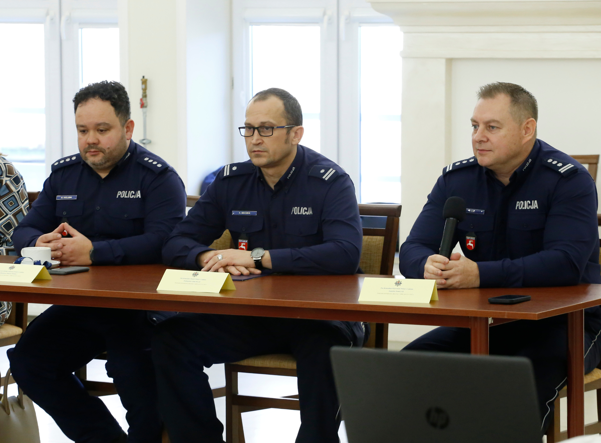 Komendant Wojewódzki Policji w Lublinie inspektor Tomasz Gil, Komendant Miejski Policji w Lublinie podinspektor Adam Beczek oraz nadkomisarz Mateusz Wieleba.