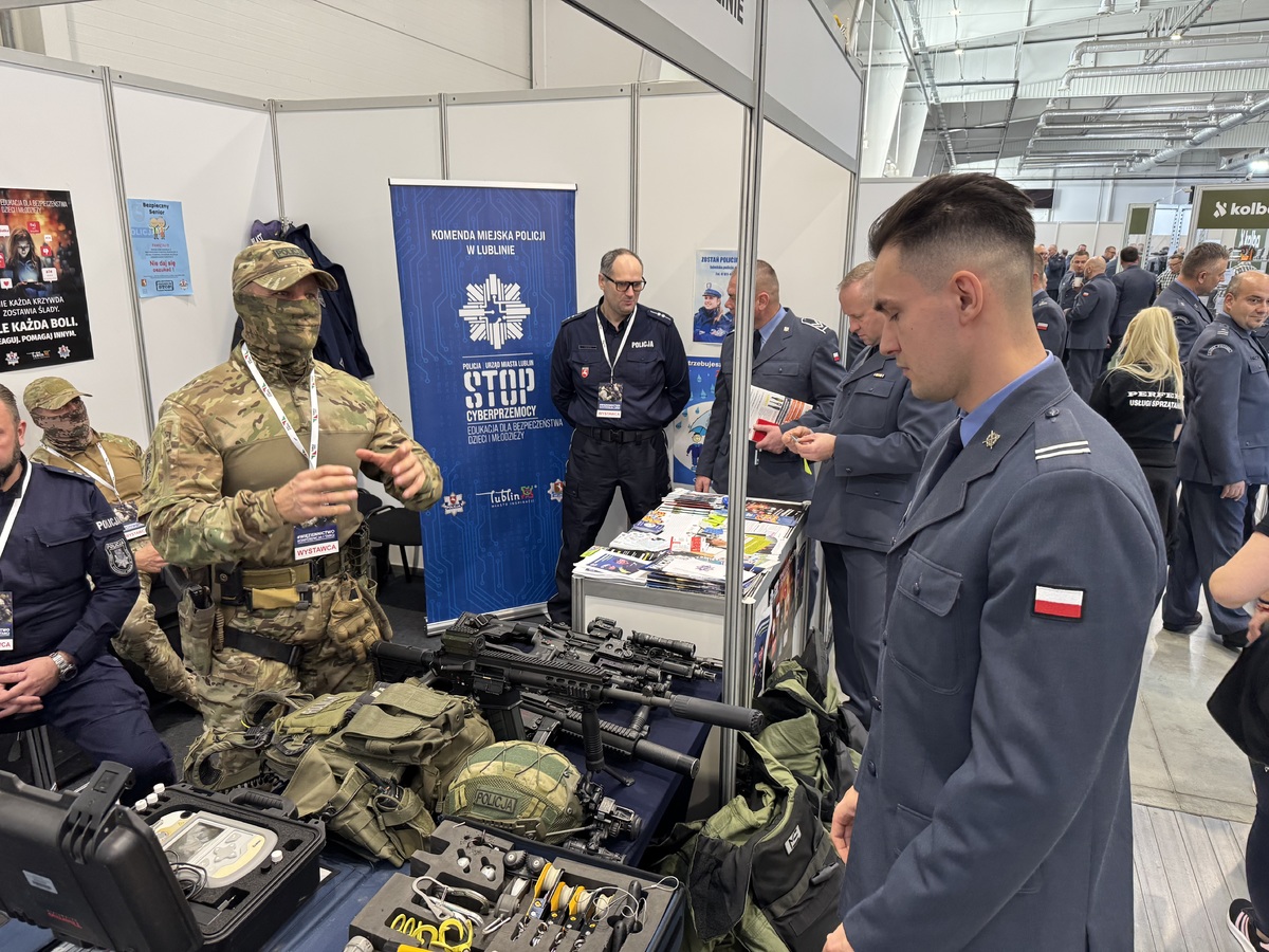 policyjne stoisko na Targach Służby Więziennej Lublin 2025.