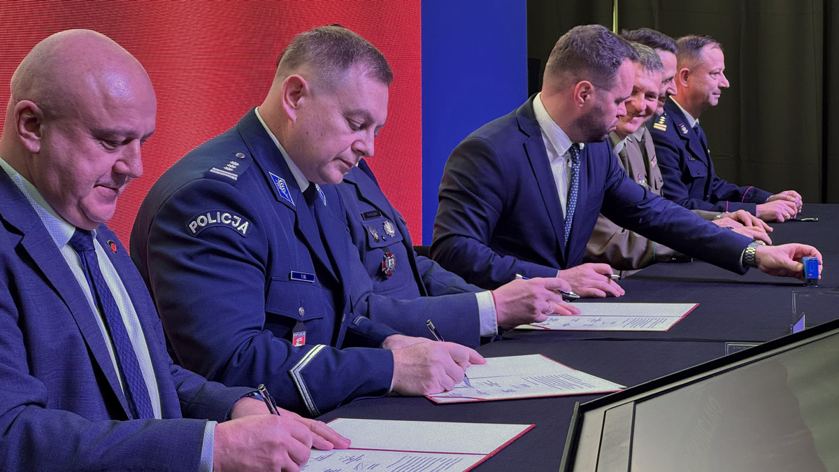 Komendant wojewódzki podpisuje porozumienie o współpracy. Obok pozostali sygnatariusze