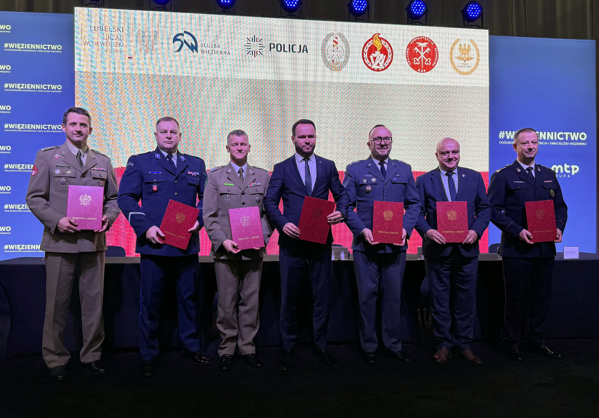 Wojewoda Lubelski oraz pozostali sygnatariusze porozumienia na wspólnym zdjęciu