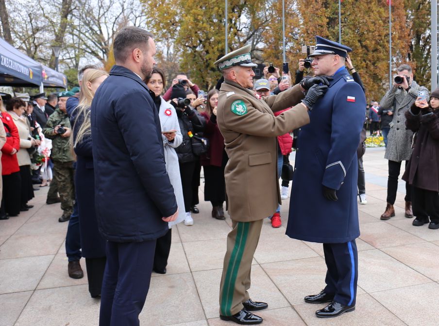 gen. bryg. SG Jacek Szcząchor - Komendant Nadbużańskiego Oddziału Straży Granicznej w Chełmie wręcza odznaczenie dla Komendanta Wojewódzkiego Policji w Lublinie 