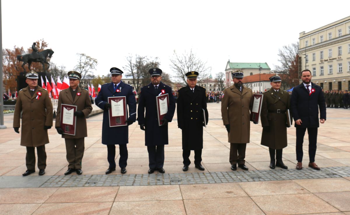 odznaczeni policjanci i żołnierze wraz z Wojewodą Lubelskim 