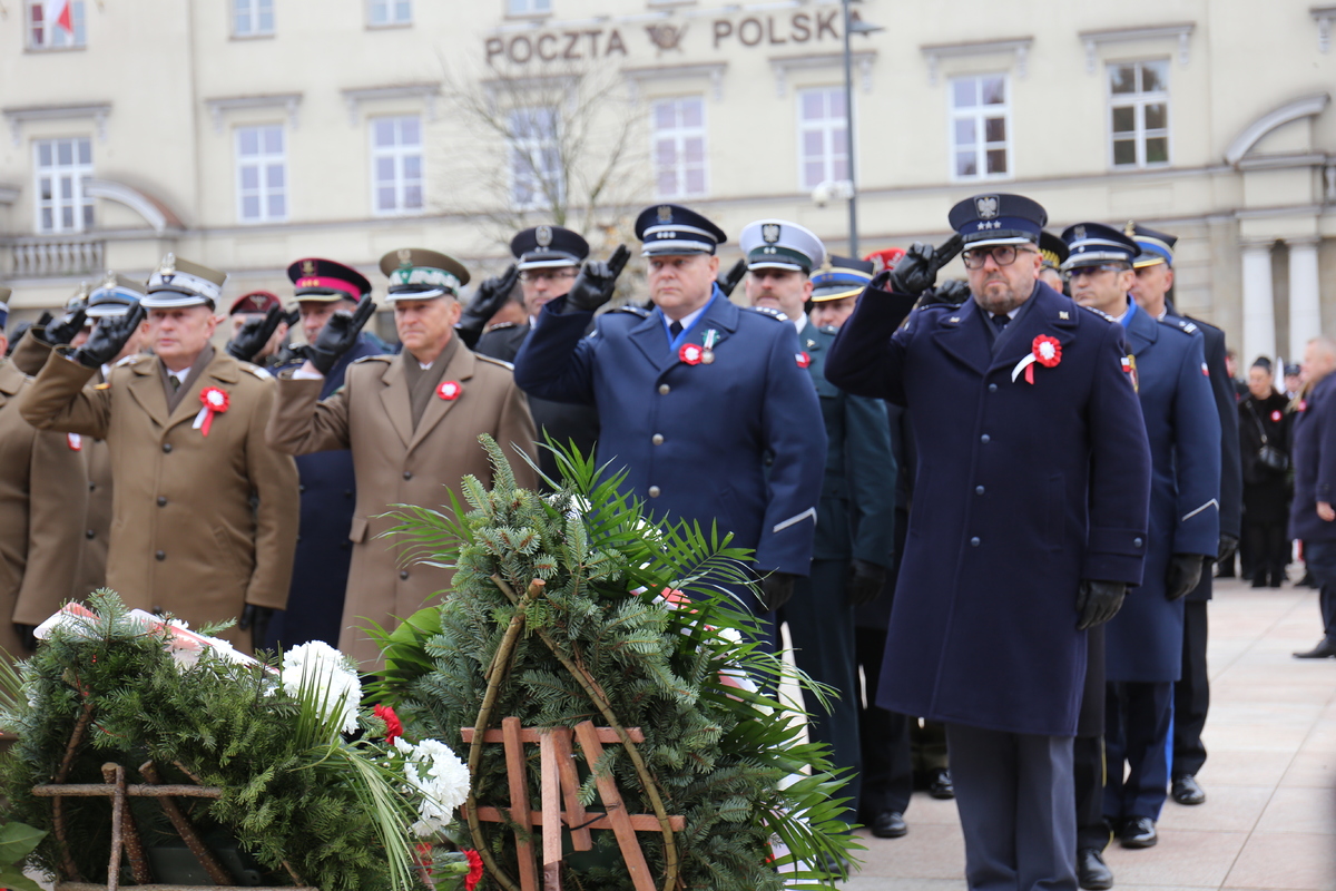 inspektor Tomasz Gil Komendat Wojewódzki Policji w Lublinie oraz żołnierze oddają honor przy pomniku