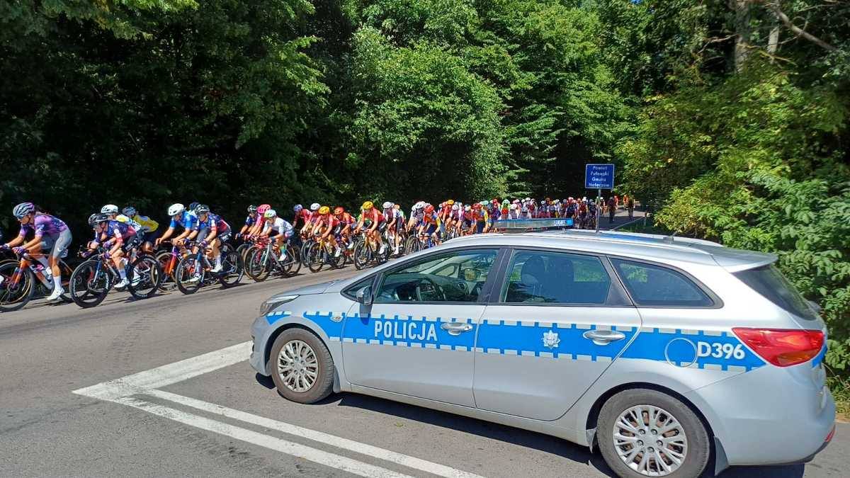 radiowóz na trasie przejazdu kolarek