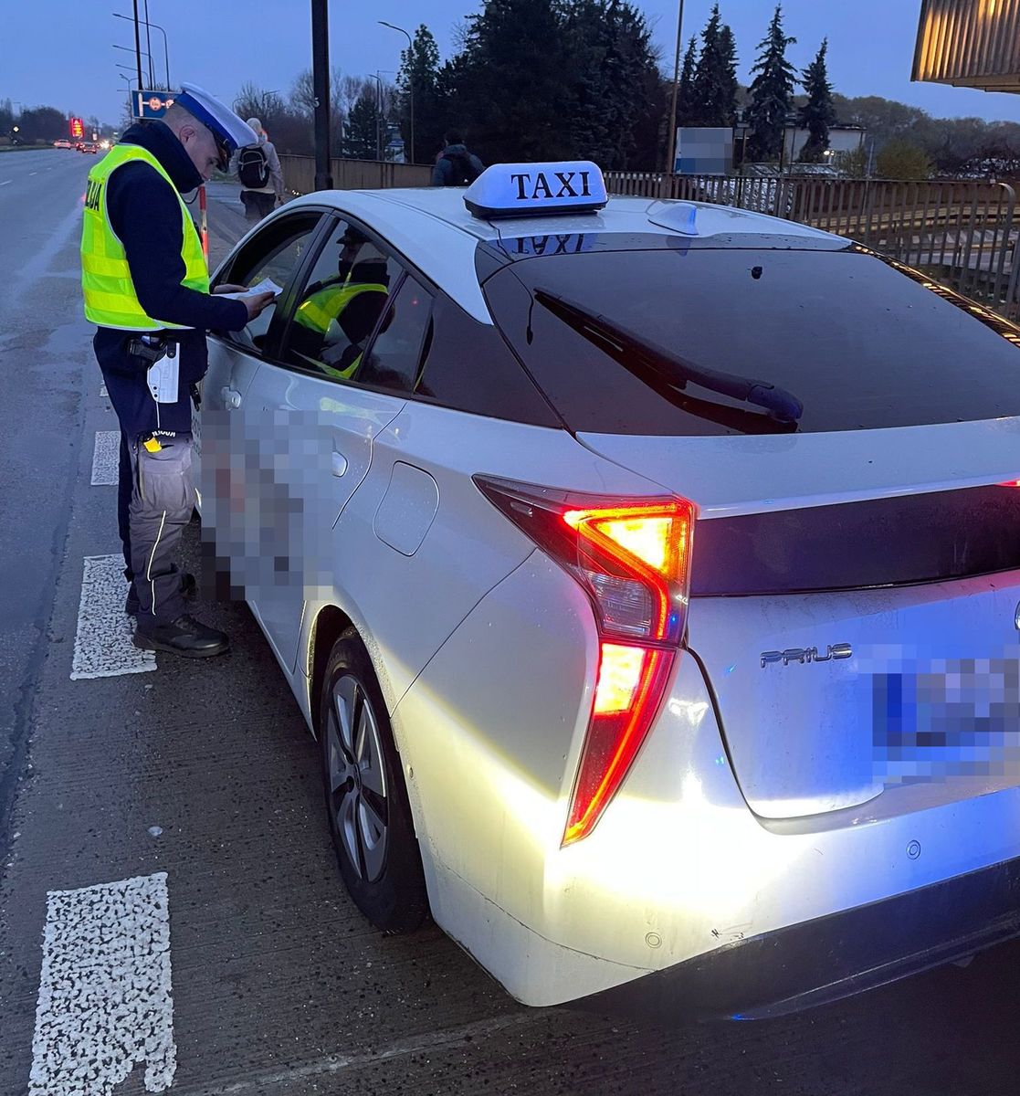 policjant podczas kontroli drogowej