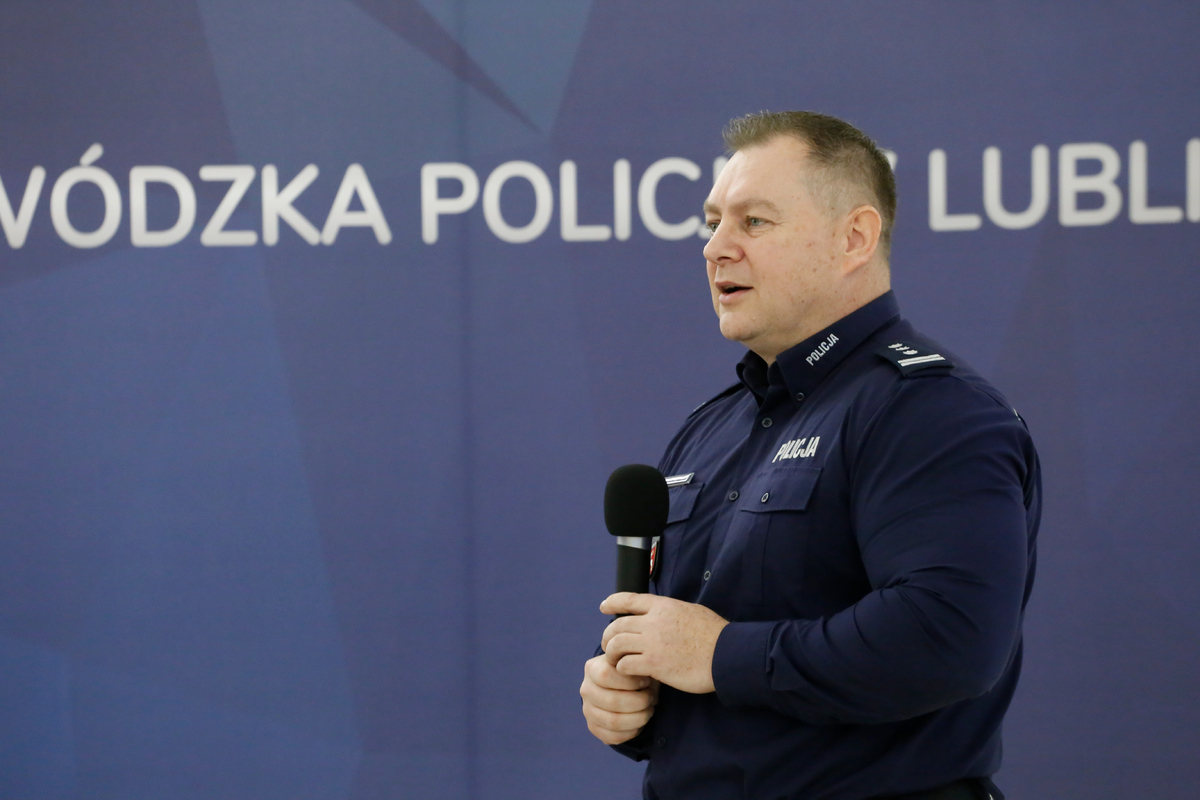 Komendant Wojewódzki Policji w Lublinie insp. Tomasz Gil wita uczestników spotkania.