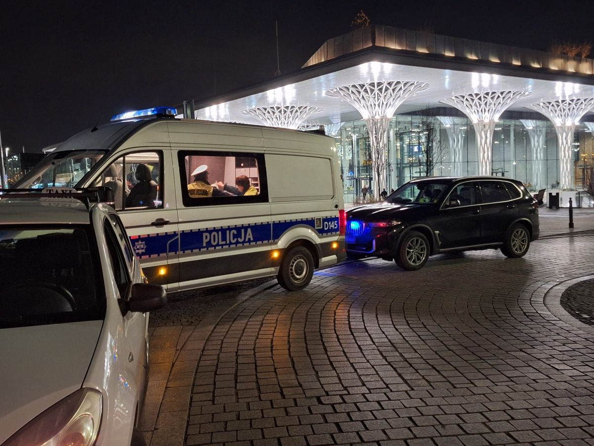 Policja kontroluje taksówkarzy.