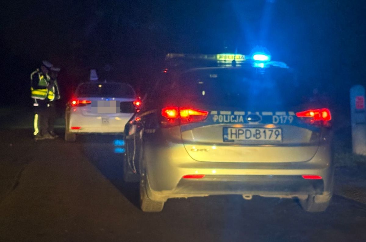 Policja kontroluje taksówkarzy.