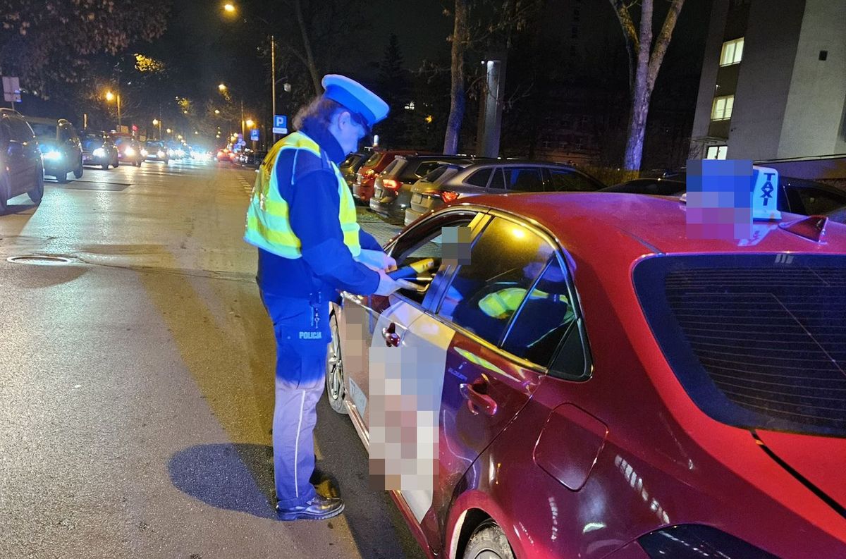 Policja kontroluje taksówkarzy.