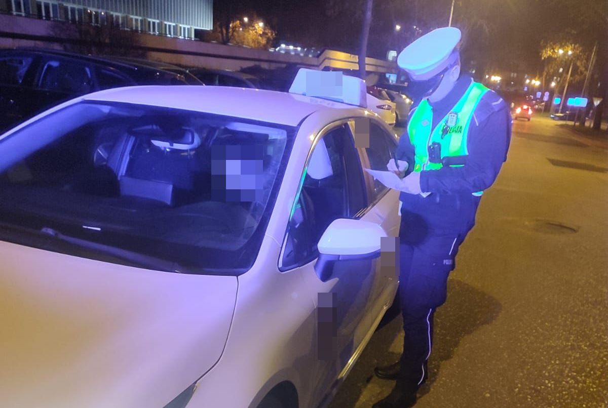 Policja kontroluje taksówkarzy.