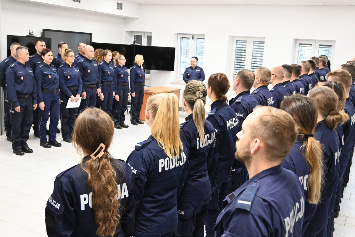 Kadra kierownicza z Ośrodka Szkolenia Policji w Lublinie oraz słuchacze.