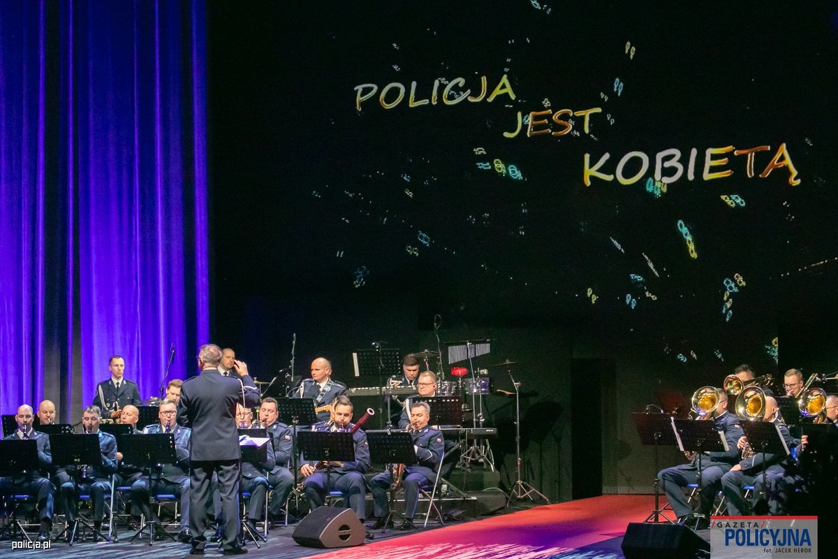 koncert orkiestry policyjnej podczas gali
