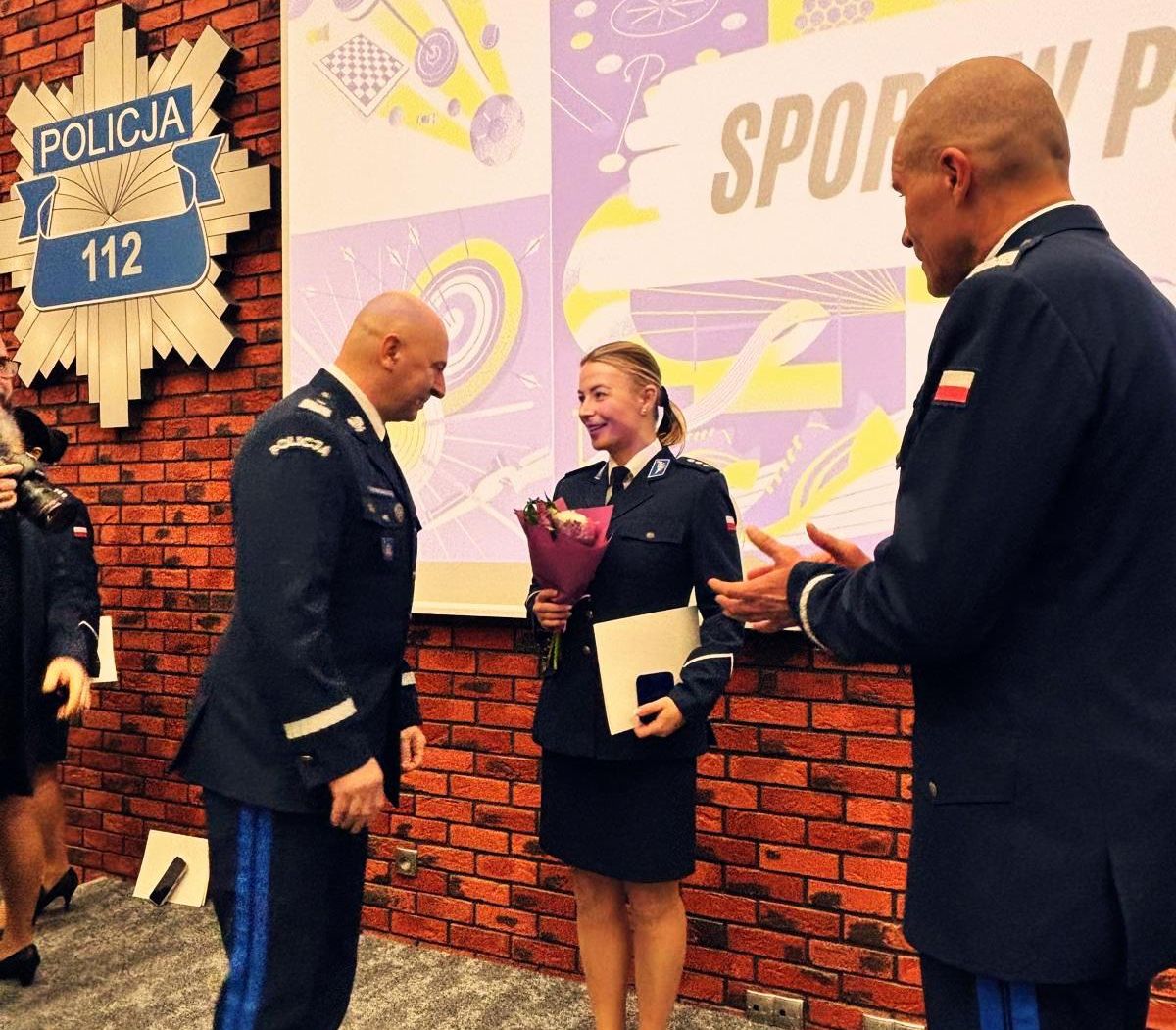 policjantka odbiera odznakę