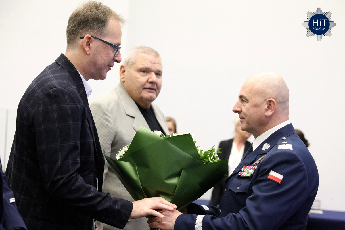 podinspektor Witold Laskowski odbiera odznakę w imieniu zmarłej siostry