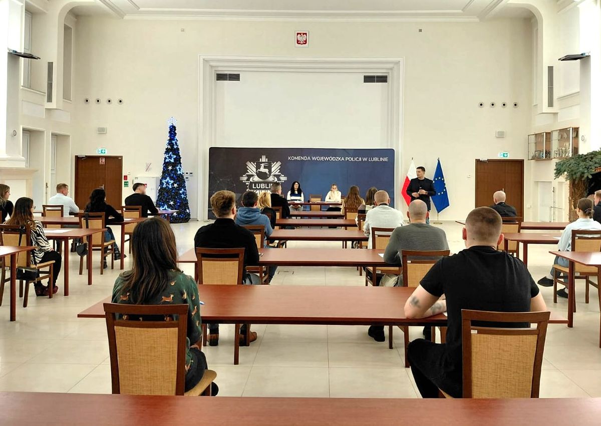 kandydaci na sali piszą test wiedzy