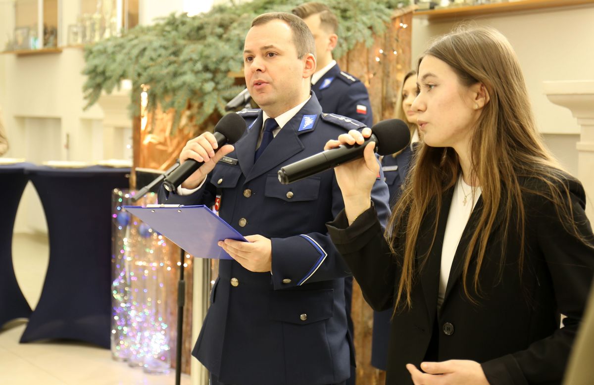 uczestnicy spotkania opłatkowego służb mundurowych na SALI