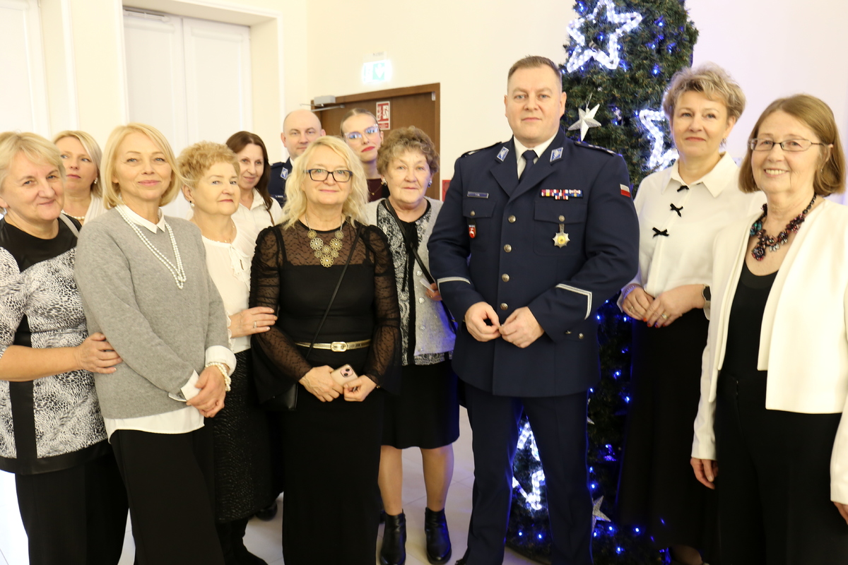 podopieczne Fundacji Pomocy Wdowom i Sierotom Po Poległych Policjantach z województwa lubelskiego wraz z insp. Tomaszem Gilem Komendantem Wojewódzkim Policji w Lublinie