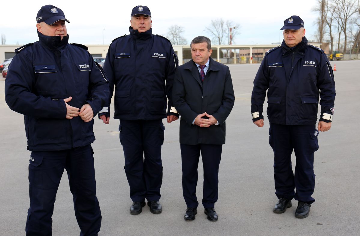 Komendant Wojewódzki Policji w Lublinie insp. Tomasz Gil oraz Pan Stanisław Mazur Prezes Wojewódzkiego Funduszu Ochrony Środowiska i Gospodarki Wodnej w Lublinie podczas przekazania nowych pojazdów