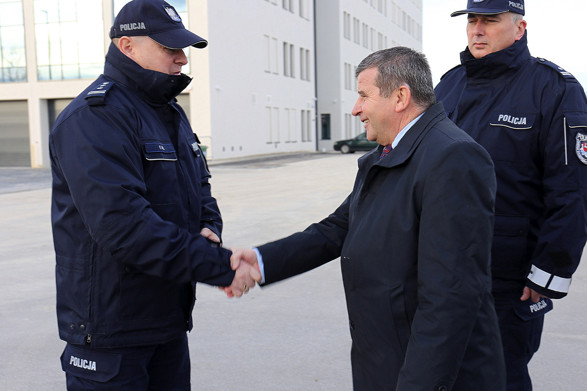 Komendant Wojewódzki Policji w Lublinie insp. Tomasz Gil oraz Pan Stanisław Mazur Prezes Wojewódzkiego Funduszu Ochrony Środowiska i Gospodarki Wodnej w Lublinie podczas przekazania nowych pojazdów