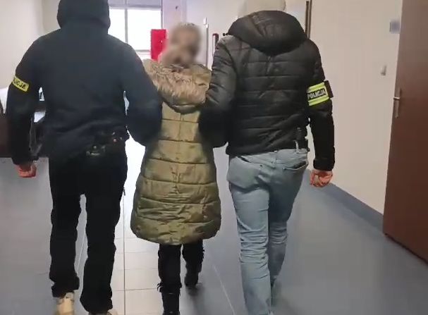 lubelscy poszukiwacze prowadzą korytarzem zatrzymana kobietę