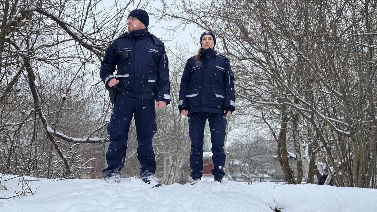 Policjanci patroluja ogródki działkowe.