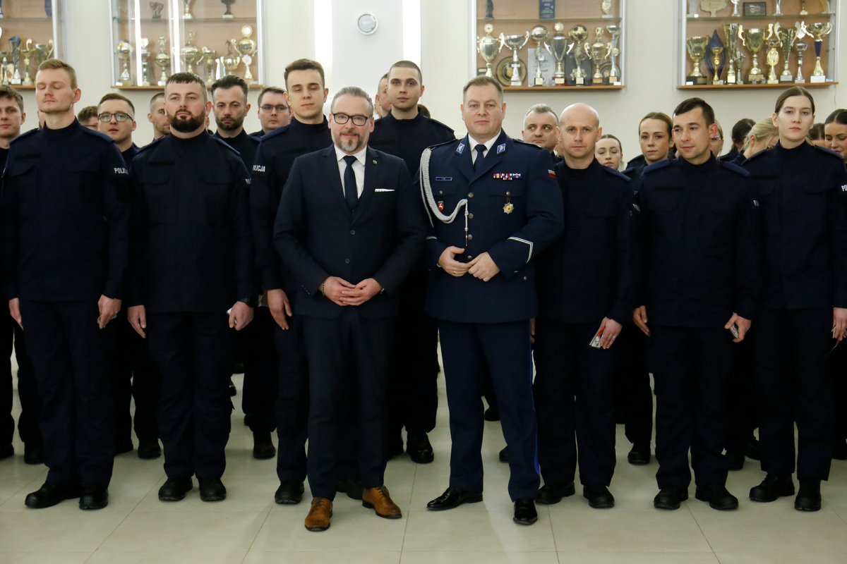 Wspólne zdjęcia I Wicewojewody Lubelskiego Pana Wojciecha Wołocha, Komendanta Wojewódzkiego Policji w Lublinie inspektora Tomasza Gila z nowymi policjantami.