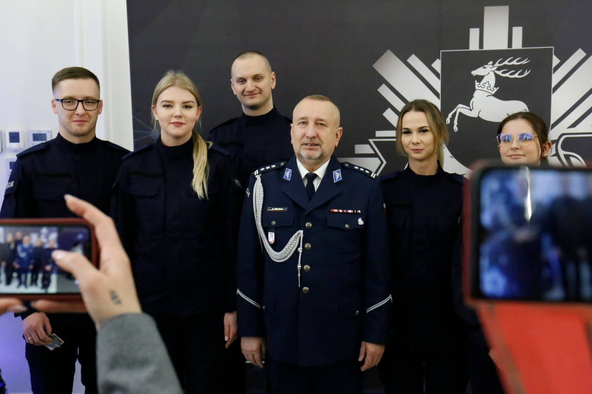 Wspólne zdjęcie nowych policjantów.