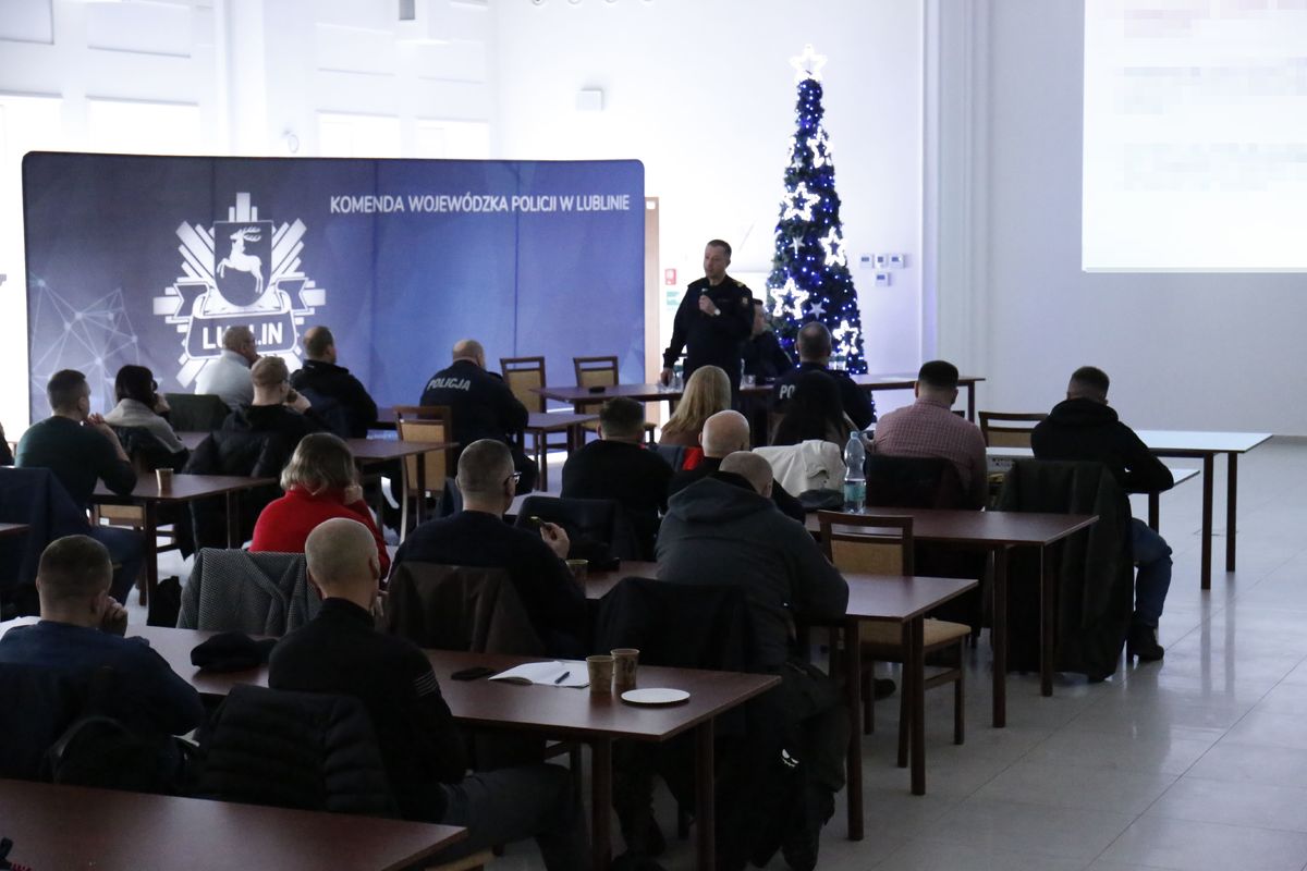 Jerzy Brodowski – Komendant Komendy Regionalnej Straży Ochrony Kolei w Lublinie oraz policjanci podczas szkolenia.