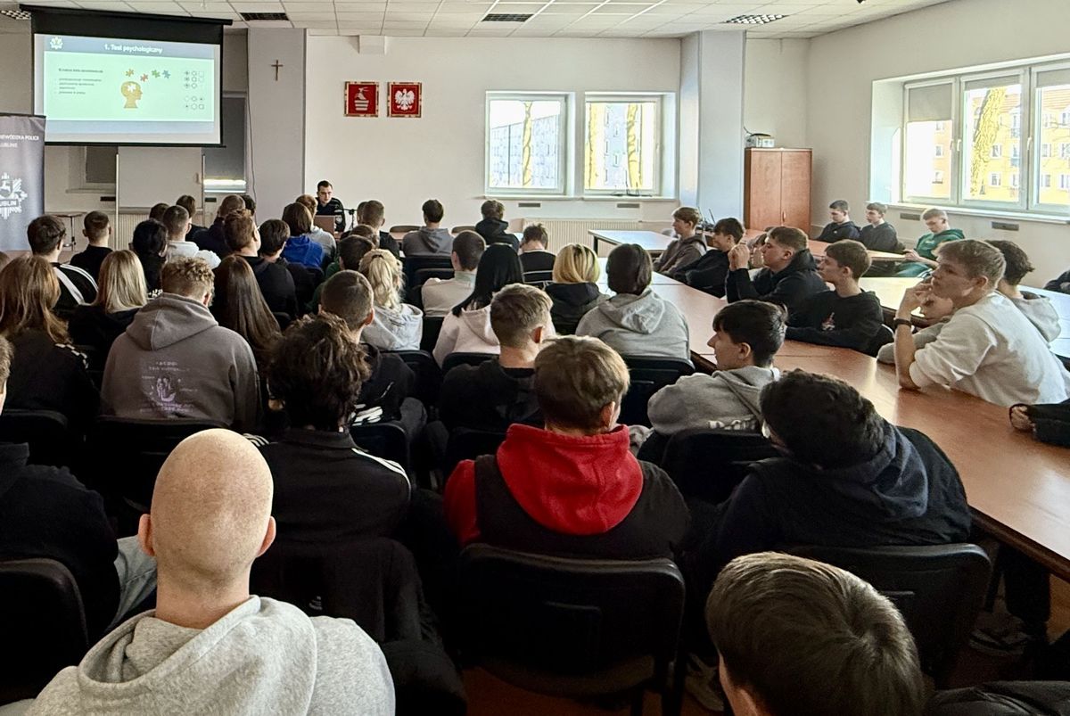 Policjanci z Komendy Wojewódzkiej Policji w Lublinie podczas spotkania z uczniami klas maturalnych Zespołu Szkół nr 3 w Kraśniku.