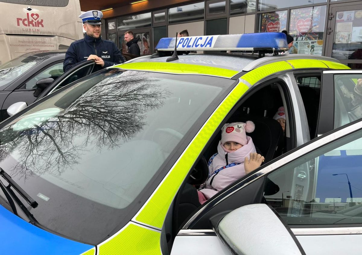 dziecko w radiowozie