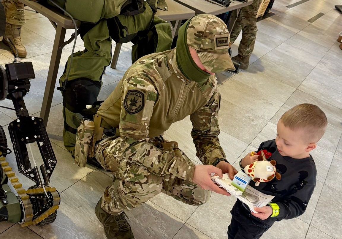 policyjny kontrterrorysta z dzieckiem
