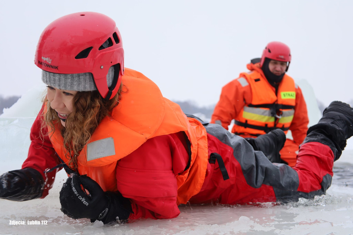 Policjanci ćwiczą udzielanie pomocy osobie pod którą zapadł się lód na zbiorniku wodnym.