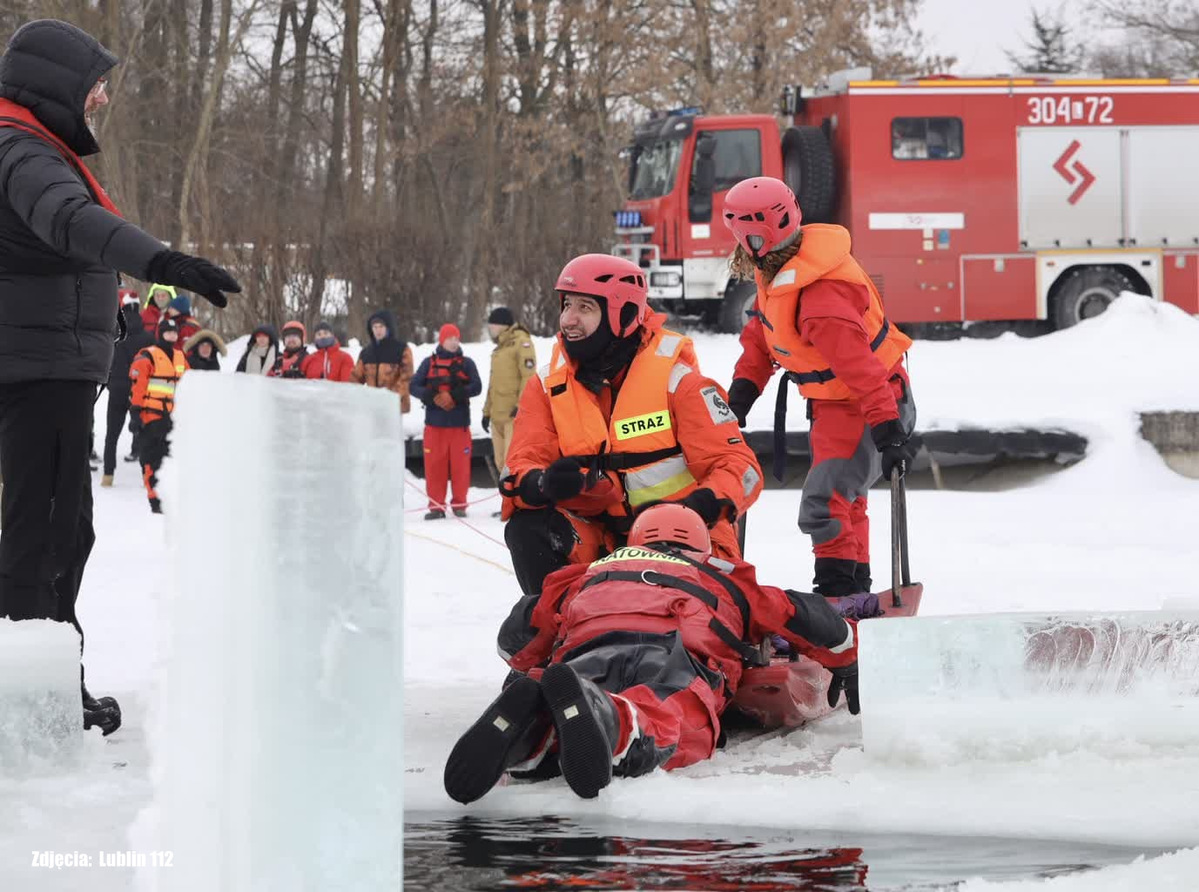 Policjanci ćwiczą udzielanie pomocy osobie pod którą zapadł się lód na zbiorniku wodnym.