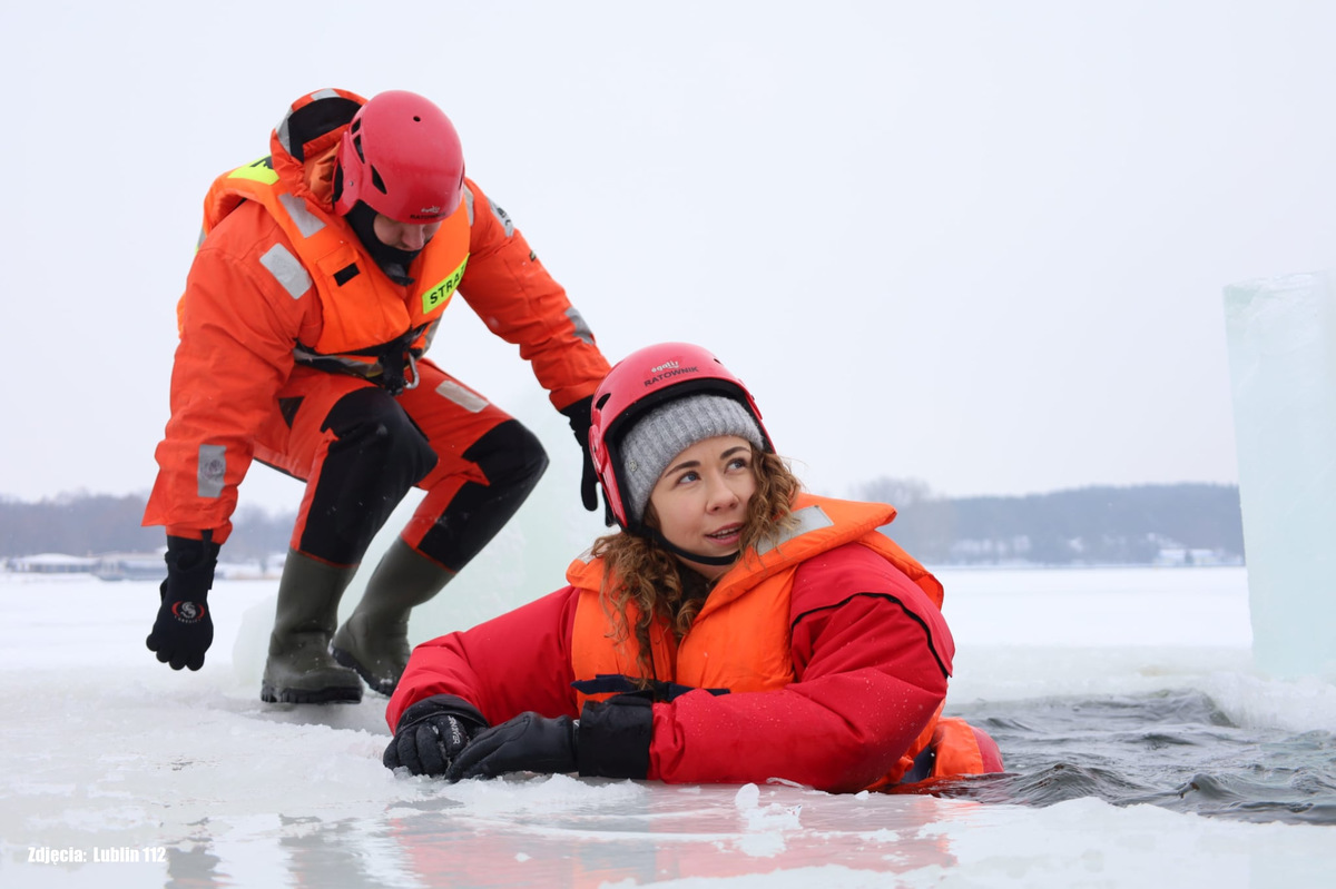 Policjanci ćwiczą udzielanie pomocy osobie pod którą zapadł się lód na zbiorniku wodnym.