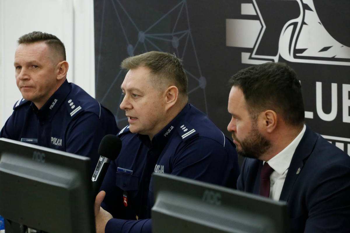 Inspektor Tomasz Gil przemawia do zaproszonych gości.