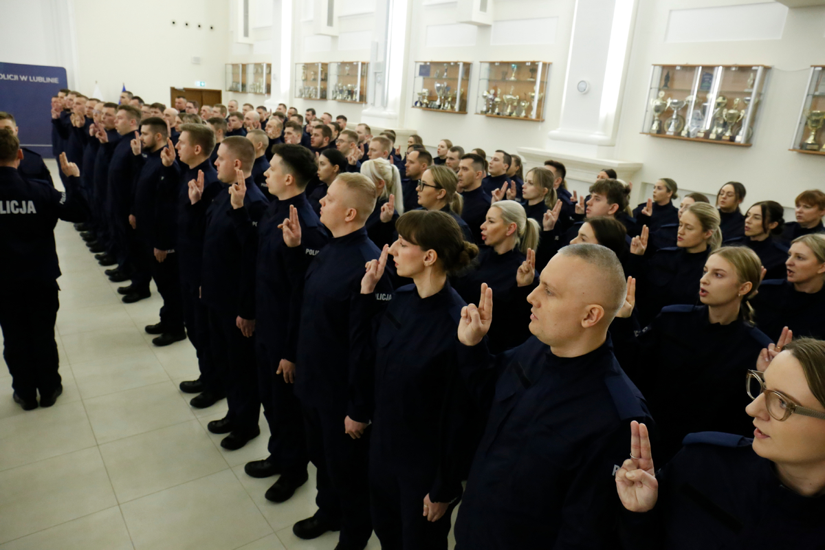 Ślubujący policjanci.