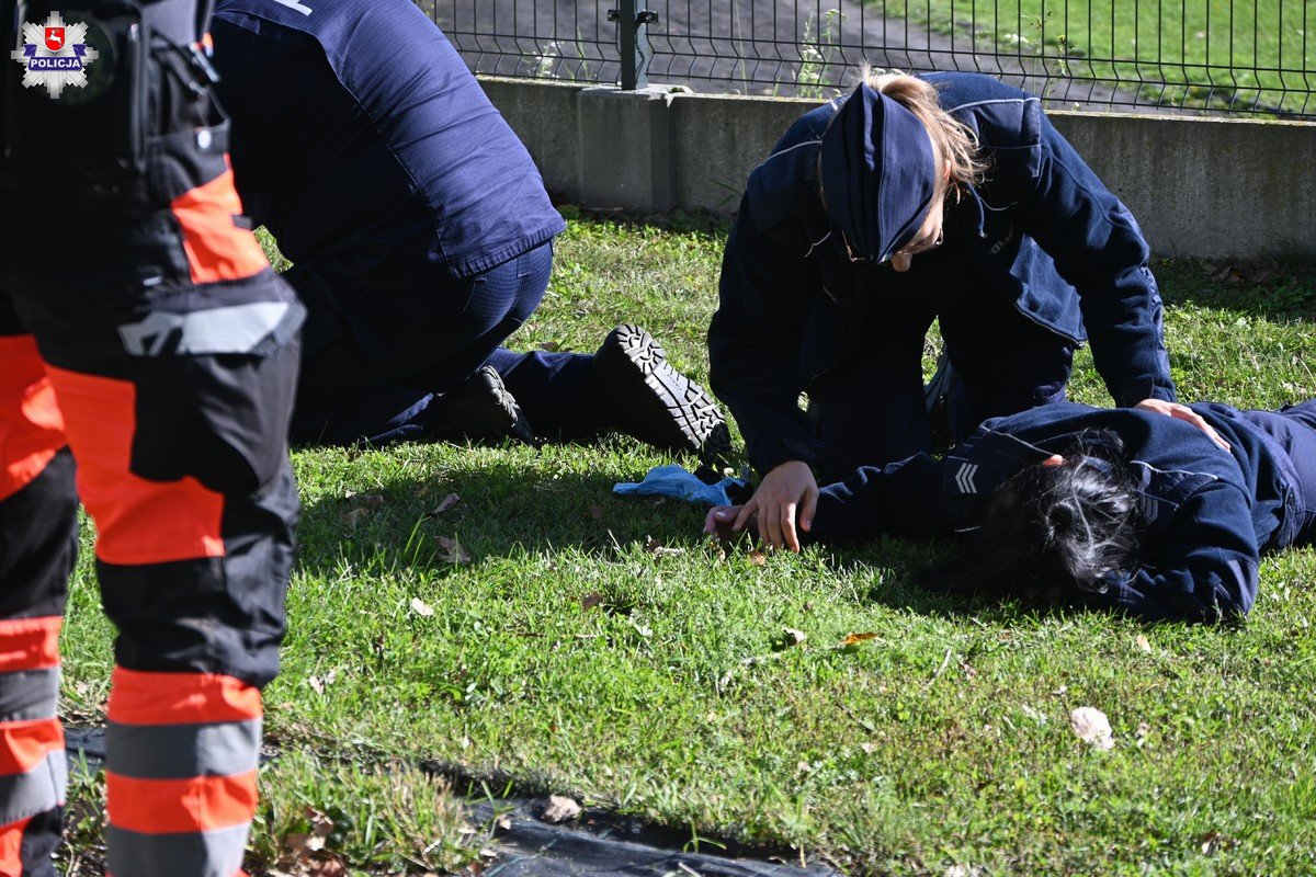 Policjanci szkolą się z zakresu kwalifikowanej pierwszej pomocy.