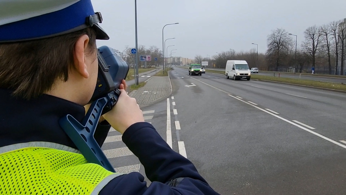 Policjantka mierzy prędkość.