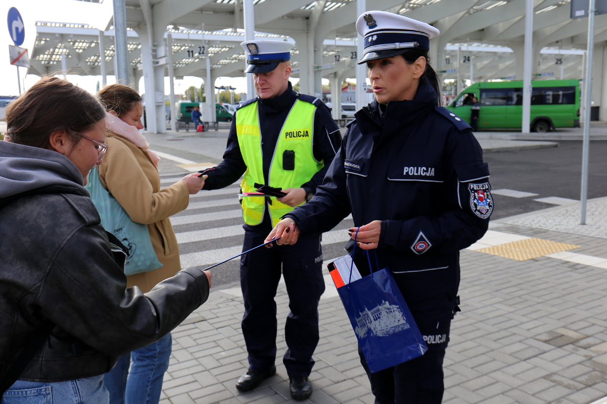 Policjanci rozdają odblaski.
