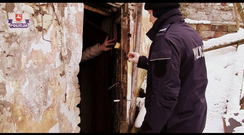 policjant sprawdza miejsce w którym przebywa osoba bezdomna