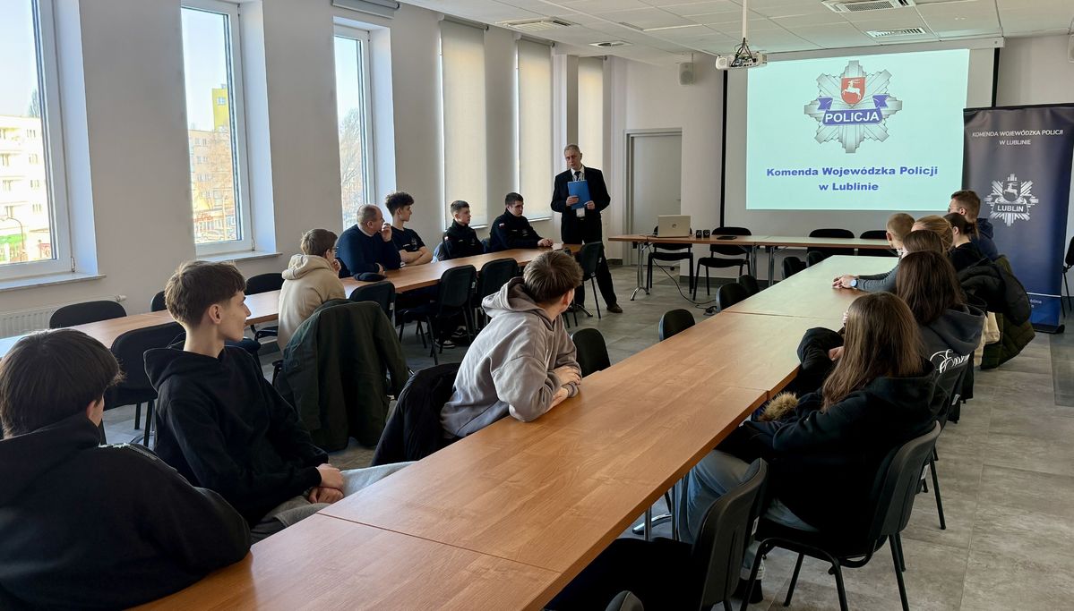 wizyta uczniów oddziałów o profilu mundurowym w policyjnej Izbie Pamięci