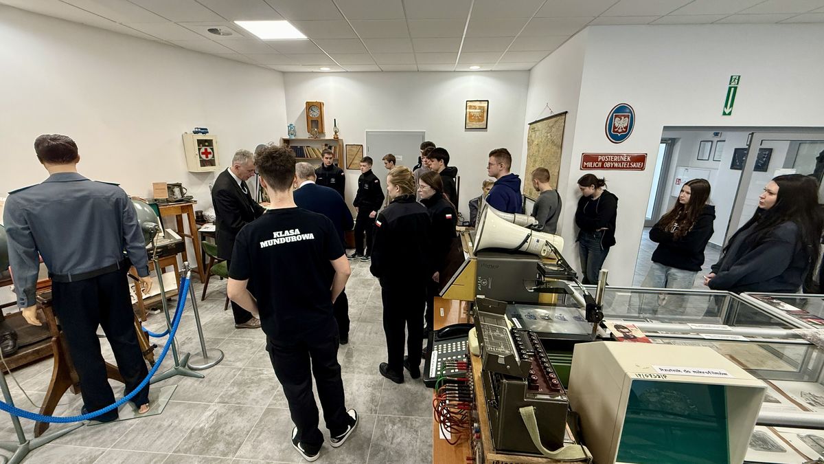 wizyta uczniów oddziałów o profilu mundurowym w policyjnej Izbie Pamięci