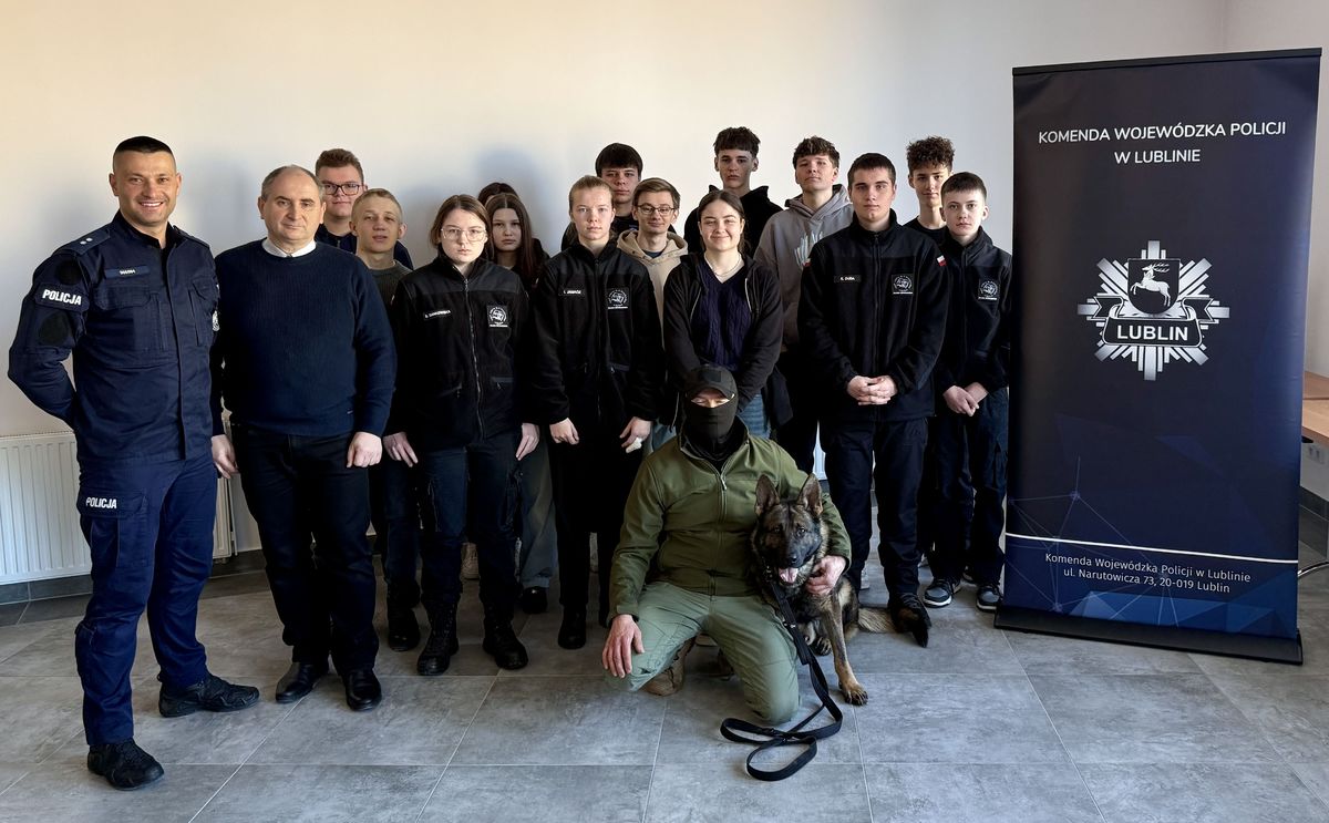 wizyta uczniów w policyjnym muzeum. Zdjęcie pamiątkowe