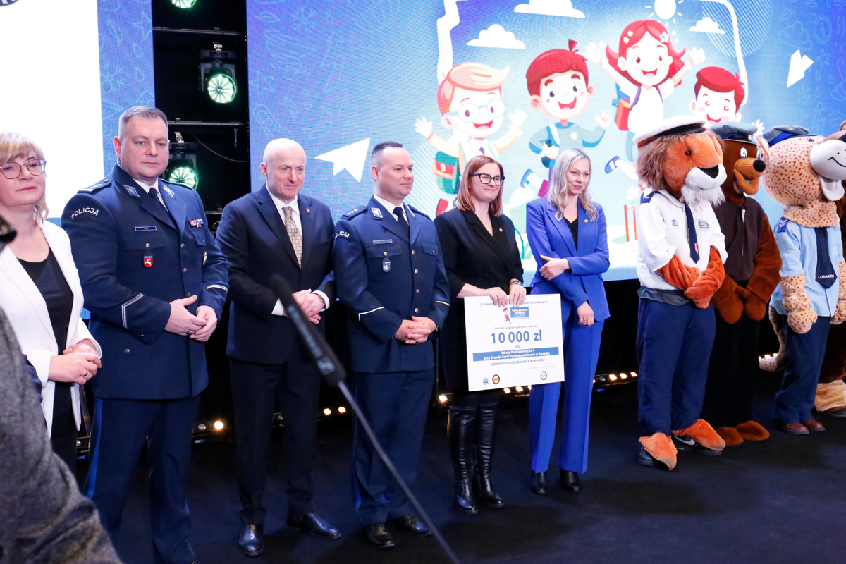 uczestnicy gali na scenie