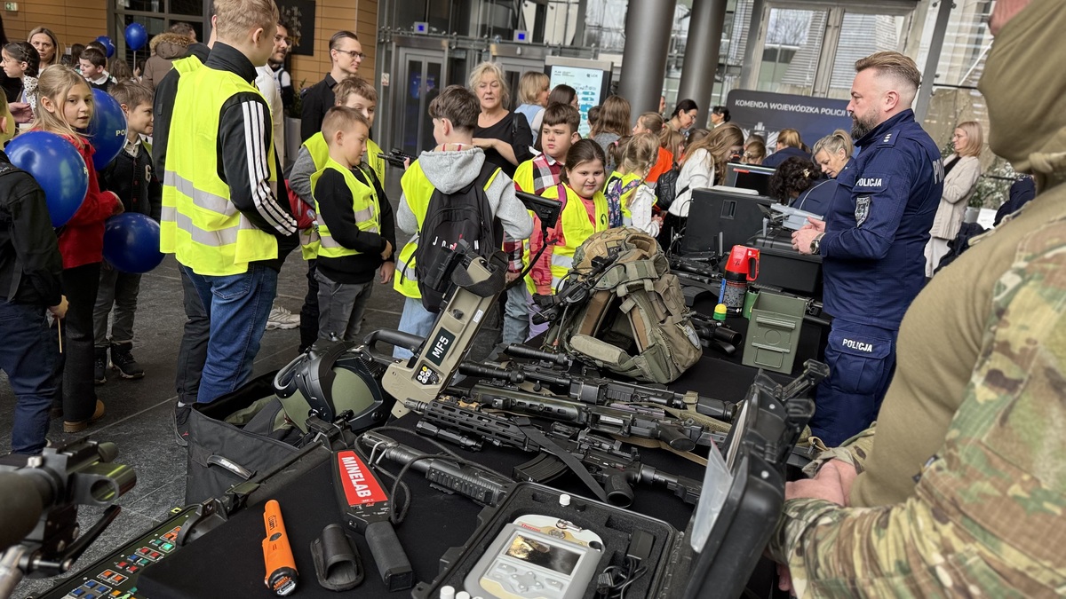 stanowisko lubelskiej policji z wyposażeniem