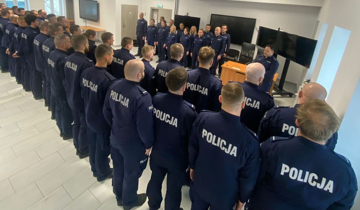 policjanci podczas zbiórki na zakończenie kursu