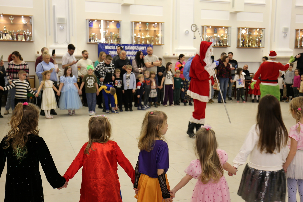 dzieci podczas zabawy z mikołajem