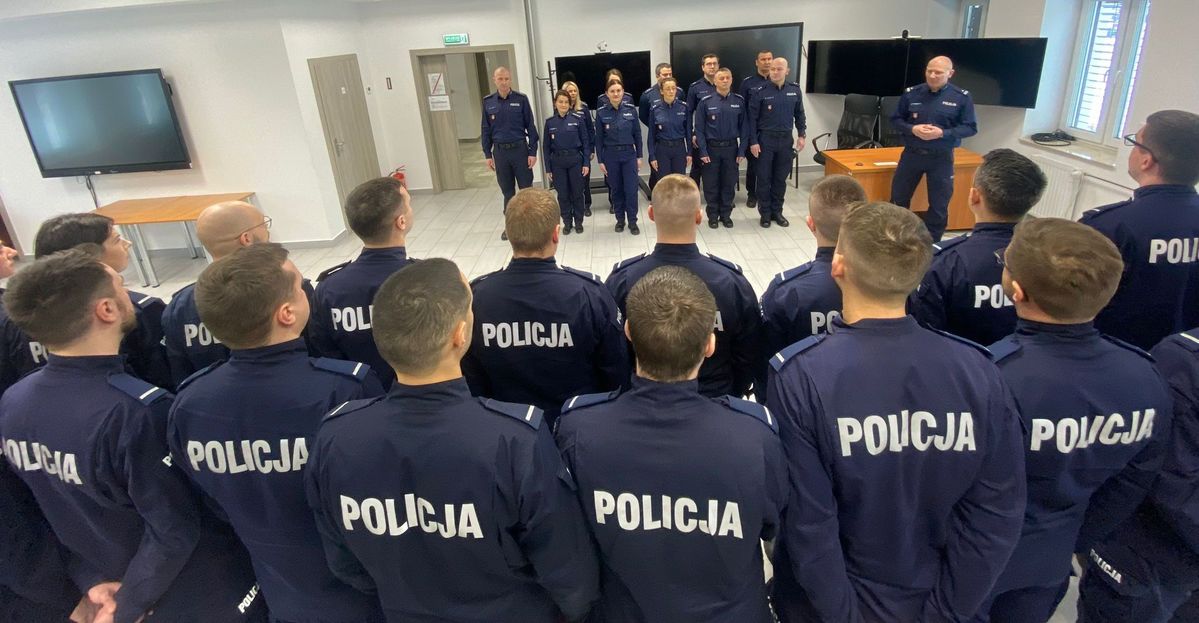 uczestnicy i kadra ośrodka podczas rozpoczęcia szkolenia